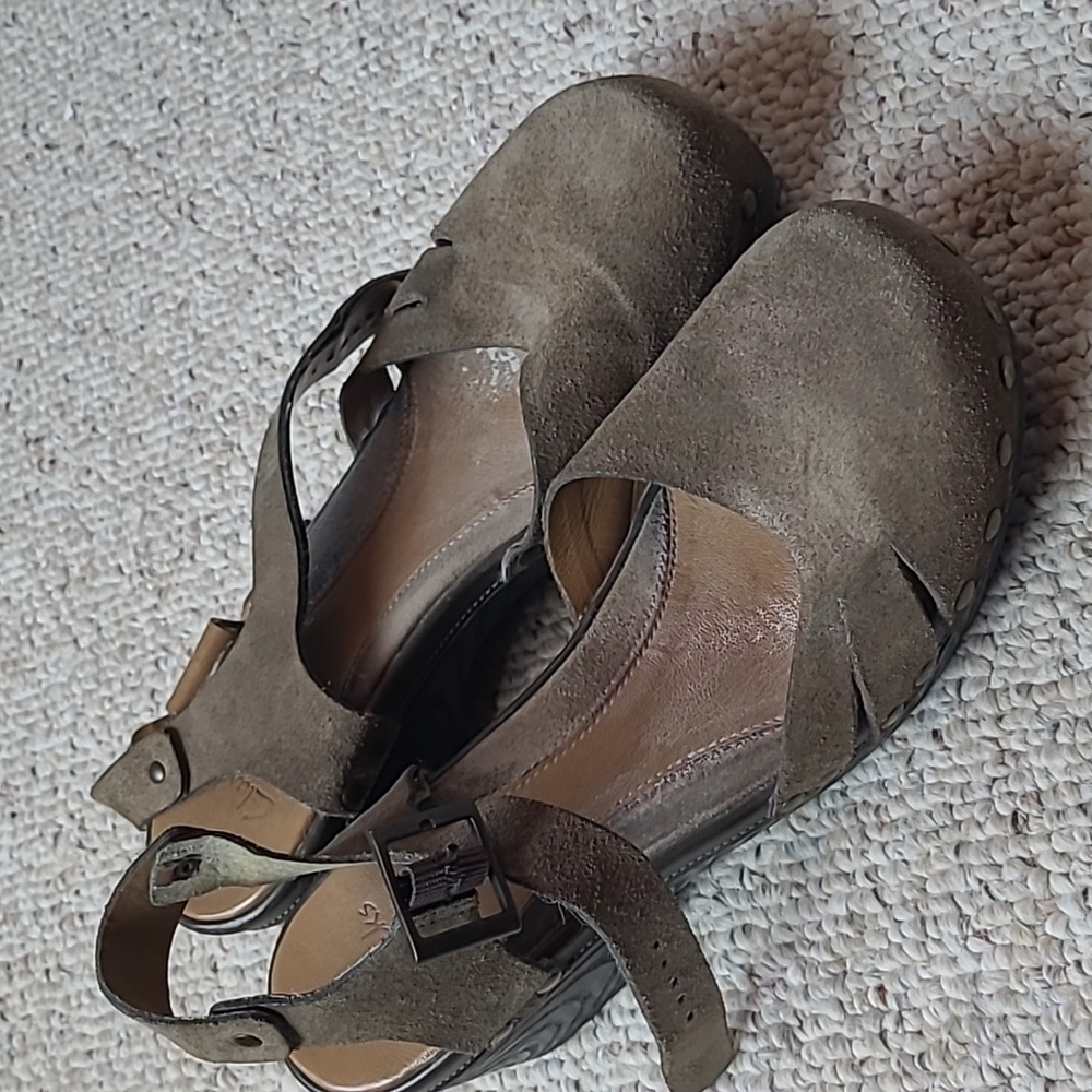 COPY - Clark's size 10... clog platform sandals